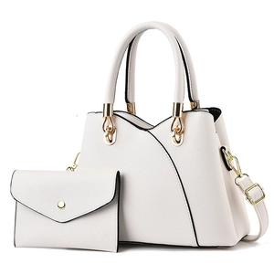 Ensemble sac à main blanc en cuir grainé avec détails dorés et pochette assortie incluse