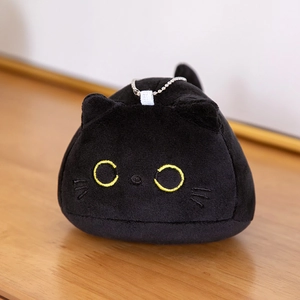 Detail van schattige zwarte kat pluche sleutelhanger met gele ogen en zilveren ketting