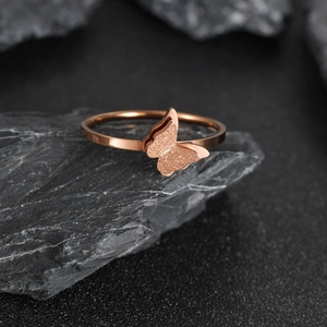 Roségoldener Schmetterlingsring mit mattierten und polierten Doppelflügeln auf Stein
