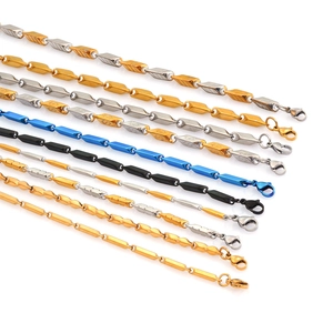 Set di collane geometriche in acciaio inossidabile lucido in varie finiture metalliche
