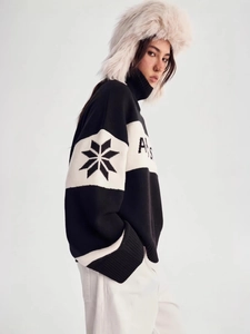 Loose-fit black and white knit sweater with snowflake patterns and street style letters