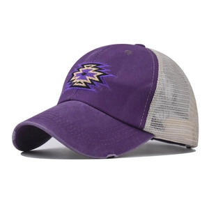 Vista laterale di cappello trucker viola effetto invecchiato con ricamo e foro per coda