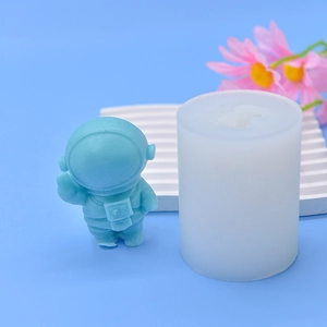 Moule en silicone astronaute pour pâtisserie et DIY avec figurine finie bleue