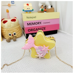 Détail du sac enfant étoile jaune avec queue de sirène et décorations de perles