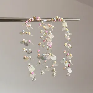 Détails des glands tissés en perles macaron et pendentifs en cristal de goutte d'eau