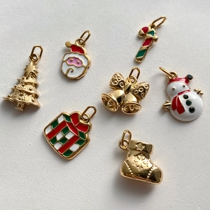 Detailansicht bunter Weihnachtsanhänger aus vergoldeter Legierung für DIY-Schmucksets