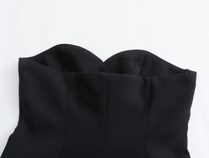 Vista dettagliata del top a corsetto in raso nero con scollatura strutturata a forma di M