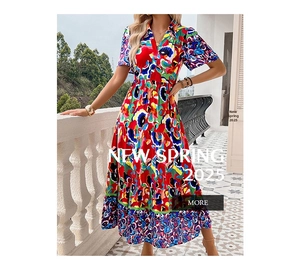 Détail d'une robe bohème à col en V avec jupe à volants et motifs abstraits colorés