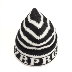 Bonnet en tricot à rayures noires et blanches avec motif de lettres jacquard hiver