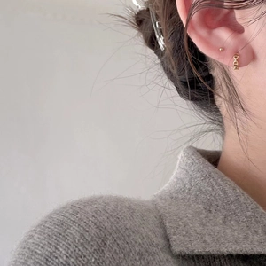 Minimalist 925 sterling silver chain link earrings with polished gold finish on ear lobe
