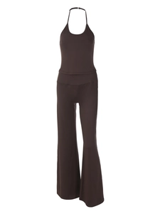 Détail de l'ensemble de yoga marron chocolat avec haut dos nu et pantalon évasé