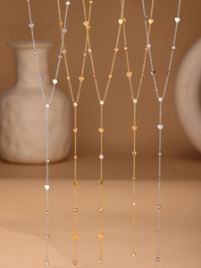 Détails des colliers Y en or et argent avec pendentifs cœur et finitions raffinées