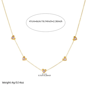 Détails du collier plaqué or 18k avec pendentifs cœurs mauves et dimensions