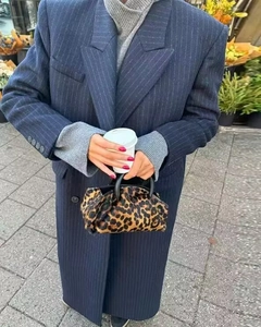 Streetstyle-Aufnahme von dunkelblau gestreiftem Wollsakko mit Oversized-Revers-Design