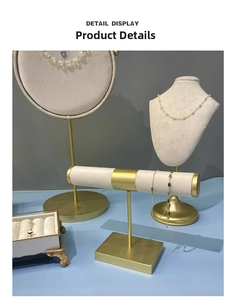 Détails des supports à bijoux en velours beige avec bases en métal doré mat