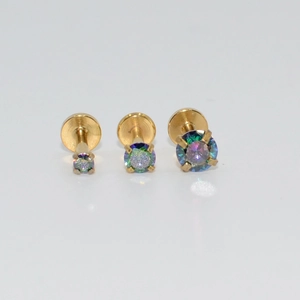 Tres piercings de labio dorados de acero inoxidable con ópalos y diseño de base plana
