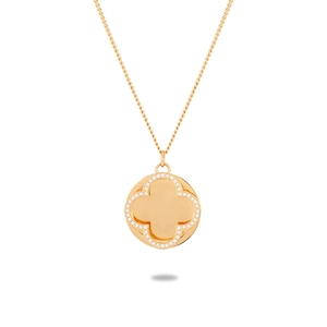 Vue détaillée du pendentif trèfle doré à l'or 18 carats et bordure sertie de diamants