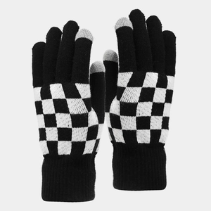 Détail de gants d'hiver tricotés avec motif damier et bouts de doigts tactiles