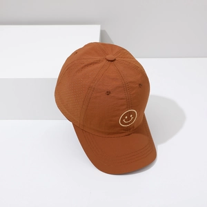 Détail de la casquette de baseball marron à séchage rapide avec zones aérées et broderie smiley