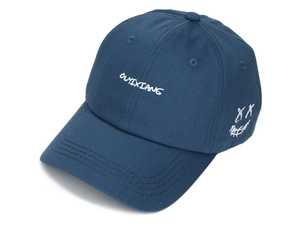 Detaillierte Nahaufnahme der marineblauen Twill-Baseballkappe mit weißer Stickerei und Smiley