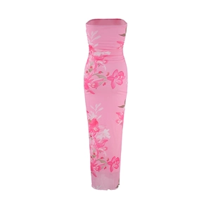 Détail de l'imprimé fleuri rose sur une robe longue moulante froncée en résille