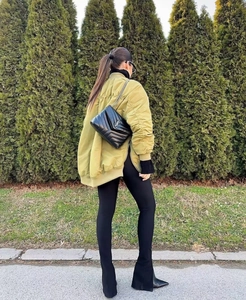 Vue arrière d'un blouson bomber Y2K vert olive oversize avec détails de manches froncées