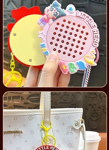 Nezha-Magnetperlen-Zeichenbrett-Schlüsselanhänger an einer weißen Handtasche