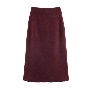 Détail d'une jupe midi en maille bordeaux avec taille haute et texture nervurée