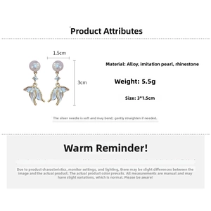Détail des boucles d'oreilles perles et ailes avec dimensions de 3cm par 1,5cm