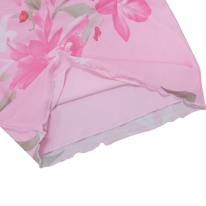 Détail du tissu en résille à fleurs roses avec ourlet festonné de haute qualité