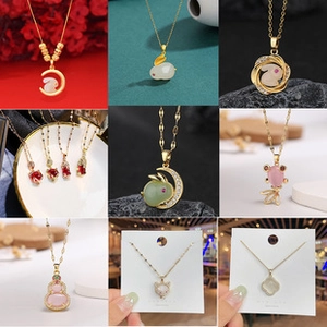 Vue détaillée de colliers dorés avec pendentifs trèfle et lune en plusieurs styles