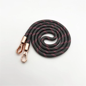 Dettaglio tracolla intrecciata rossa e nera con moschettoni girevoli in oro rosa