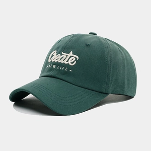 Détail de la casquette vert foncé avec broderie 3D blanche Create NEW LIFE