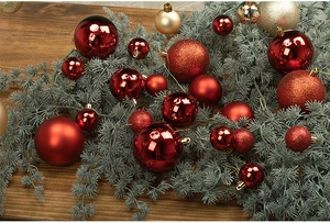 Vue macro détaillée de boules de Noël rouges et dorées aux finitions mates et brillantes