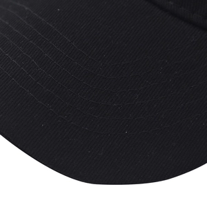 Gros plan sur la visière d'une casquette en sergé noir avec coutures détaillées