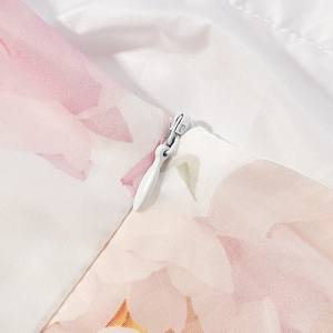 Detail eines hochwertigen unsichtbaren Reißverschlusses und Blumen-Twill-Stoffes