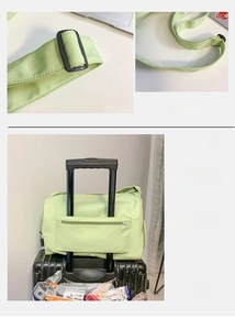 Détail de la bandoulière réglable et du passant pour bagage du sac de sport vert
