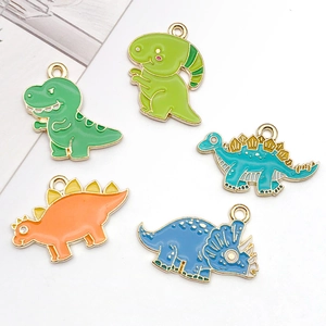 Vue macro de breloques dinosaures colorées en émail pour bijoux et colliers DIY