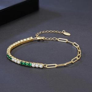 Bracelet élégant en argent S925 doré avec zircons verts et maillons trombone chic