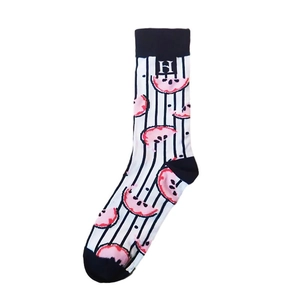 Détail de l'imprimé pastèque rose sur chaussettes en coton à rayures noir et blanc