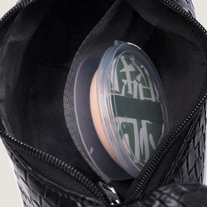 Detailansicht des gewebten PU-Halbmond-Tasche Innenraums mit Krokodilstruktur-Textur