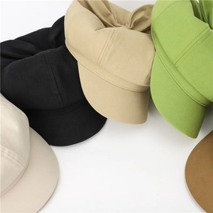 Nahaufnahme von Vintage-Baskenmützen aus Baumwolle in Schwarz, Khaki, Grün und Braun