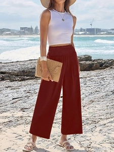 Détail du pantalon bordeaux à taille haute froncée et jambe large en maille texturée