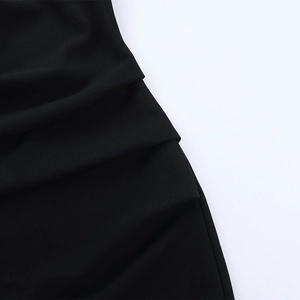 Détail du tissu noir froncé avec des plis élégants et une texture fluide de haute qualité