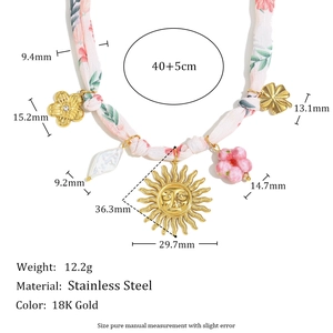 Collana in acciaio inossidabile placcato oro 18K con ciondolo sole e nastro in tessuto rosa