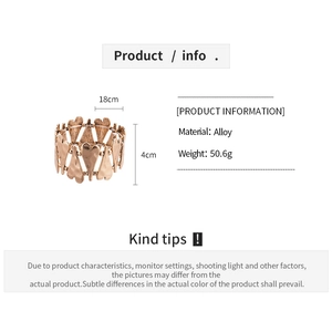 Détail du bracelet élastique cœur en alliage doré avec une texture métallique martelée