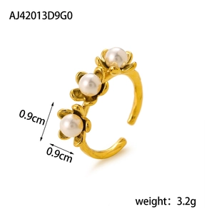 Dettaglio anello fiore dorato con perle che mostra misura 0,9cm e peso 3,2g