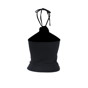 Détail du haut dos nu noir avec design à nouer et texture de tissu élastique