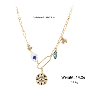Détail collier chaîne dorée avec pendentifs Main de Fatma et Mauvais Œil, 44+8,5cm, 14,2g