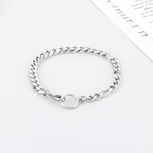 Vue détaillée du bracelet en acier titane argenté combinant chaînes gourmette et Figaro